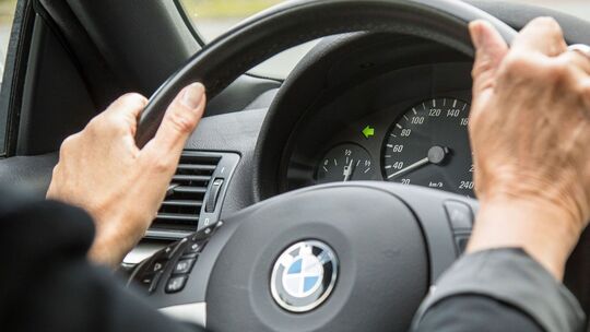 Eine Frau setzt den Blinker links