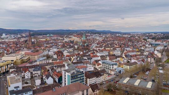 Kaiserslautern hat rund 100.000 Einwohner.