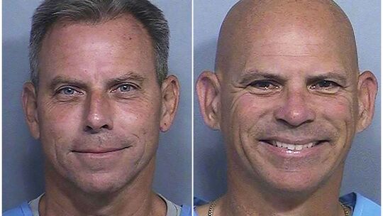 Erik Menendez (l) und sein Bruder Lyle Menendez