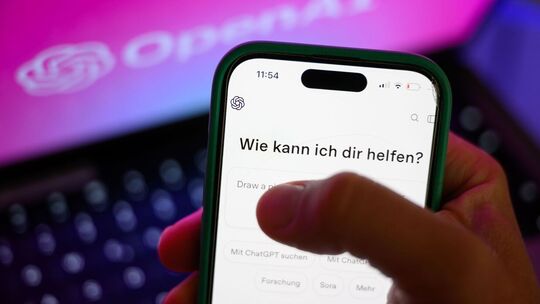 KI-Chatbot ChatGPT ist auf einem Smartphone zu sehen
