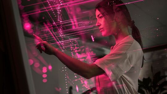 Junge Frau nutzt Technik mit KI-Technologie
