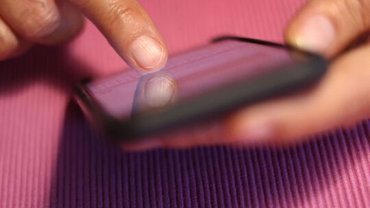 Eine Frau tippt auf einem Smartphone