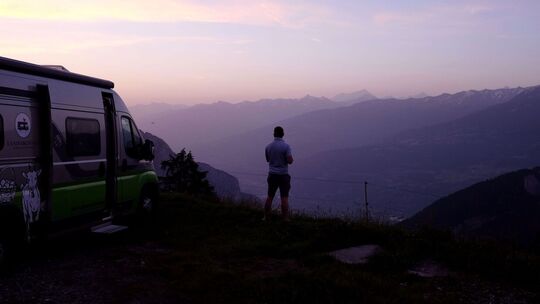 Camper im Sonnenuntergang in der Schweiz