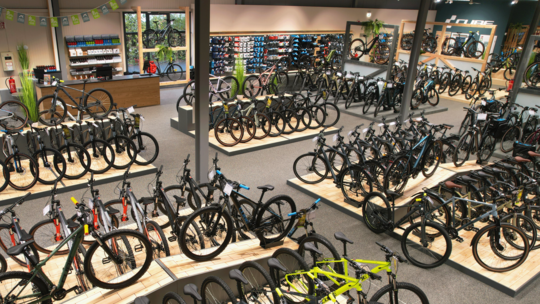 Übersicht über einen Verkaufsraum mit zahlreichen Bikes in unterschiedlichen Farben und Ausführungen.