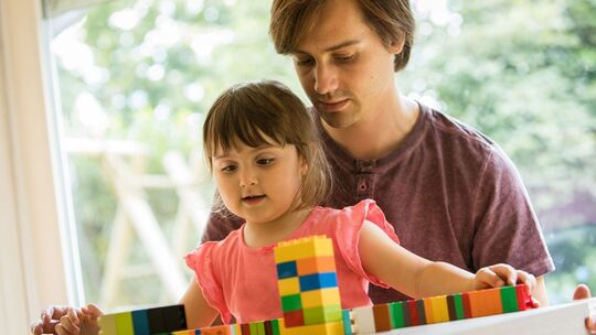 Vater spielt mit seiner Tochter
