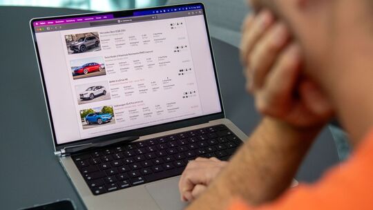 Ein Mann blickt auf die Webseite ev-database.org