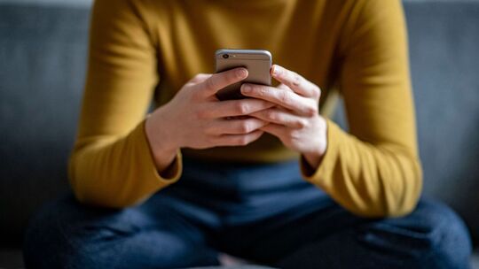 Person hält ein Smartphone in den Händen