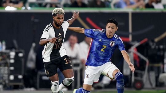 Yukinari Sugawara (r)