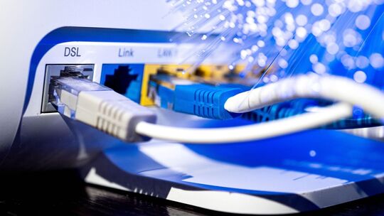 Netzwerkkabel stecken in einem Router