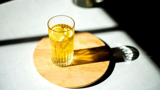 Ein Glas Eistee steht auf einem Tisch