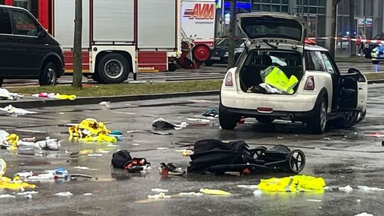 Auto in München in Menschengruppe gefahren