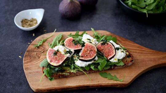 Bauernbrot mit Rucola, Burrata und Feigen