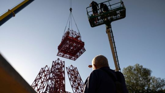 Großvater und Enkel bauen Eiffelturm im Elsass nach