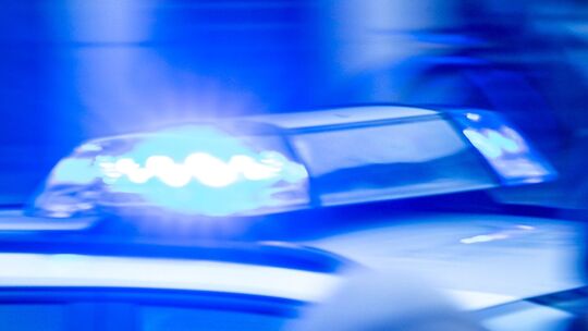 Streifenwagen der Polizei mit Blaulicht
