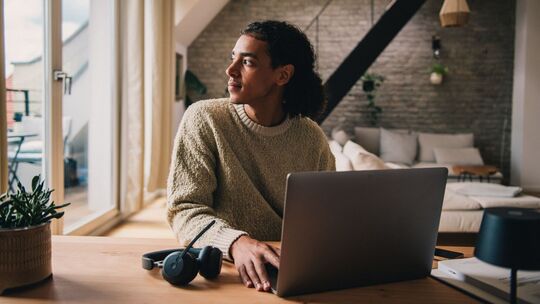 Ein junger Mann arbeitet am Laptop