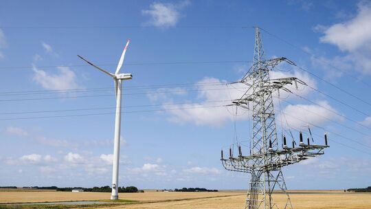 Windrad und Strommast