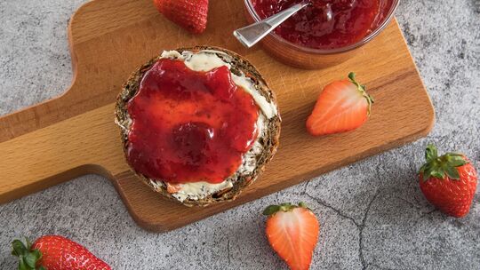 Ein Brötchen mit Erdbeermarmelade