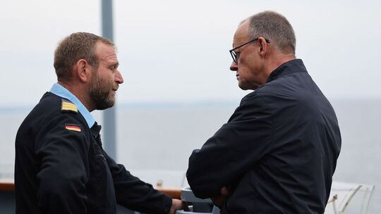 Bundeskanzler Merz besucht Marine