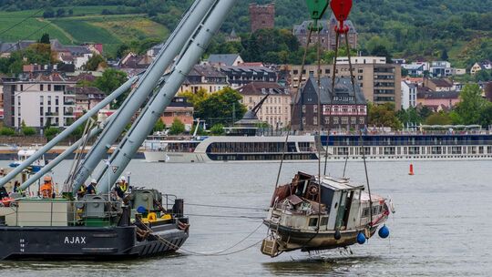 Gestrandetes Sportboot wird geborgen