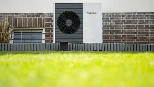 Eine Wärmepumpe an einem Haus