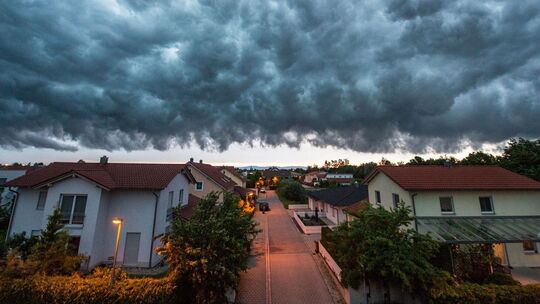Ein Unwetter zieht über ein Wohngebiet