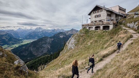 Wanderer auf dem Weg zur Bad Kissinger Hütte bei Pfronten