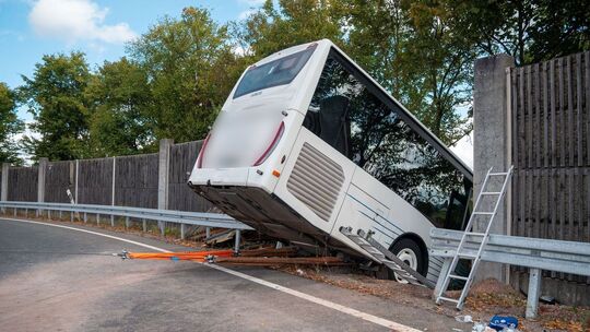 Bus bricht durch Schallschutzwand - zahlreiche Verletzte