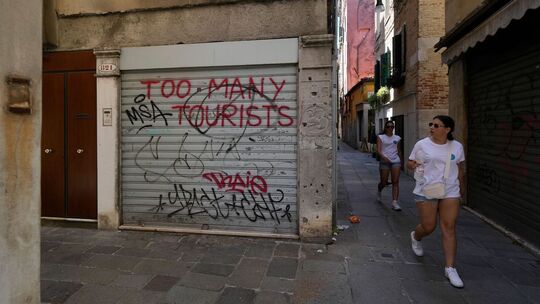 Touristinnen in Venedig.