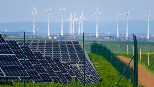 Solarpark und Windräder