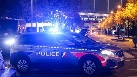 Auto fährt nach Streit in Bar in Menge: Toter und Verletzte
