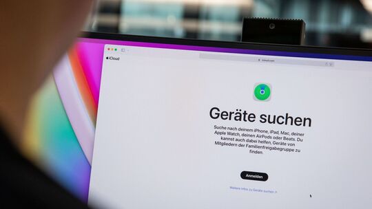Ein Mann nutzt einen Geräte-Ortungsservice