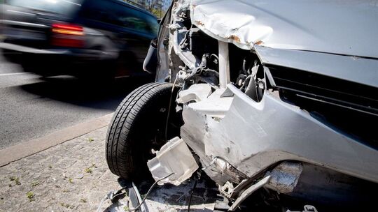 Ein verunfalltes Fahrzeug am Strassenrand