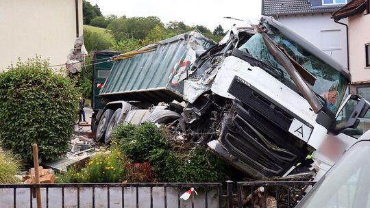 Lastwagen prallt gegen Hauswand