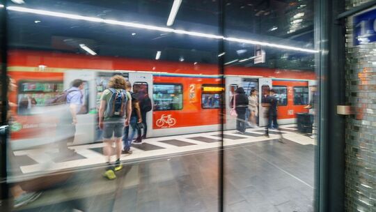 Studierende pendeln oft länger als Berufstätige