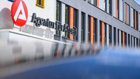 Der Schriftzug «Agentur für Arbeit» ist an einem Gebäude