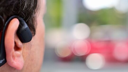 Open-Ear-Kopfhörer beim Laufen