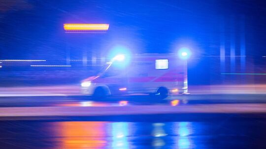 Ein Krankenwagen ist mit Blaulicht im Einsatz