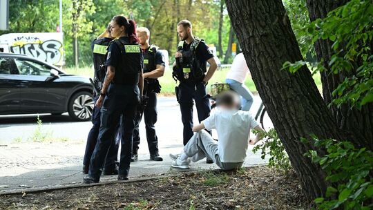 Auto fährt in Berlin-Wedding in Menschengruppe