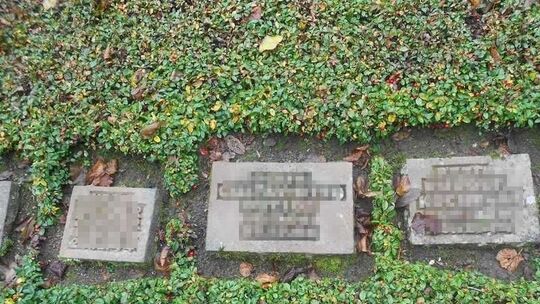 Vergleichsbild der Grabtafeln Vergleichsbild der Grabtafeln