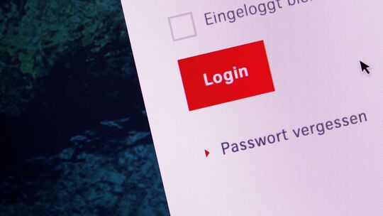Login ist auf dem Dislay eines Laptops zu sehen