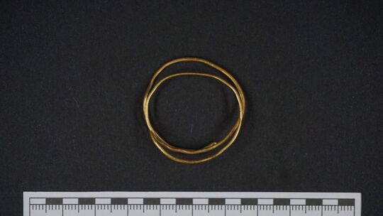 Ausgrabung: Goldener Armring aus der späten Bronzezeit