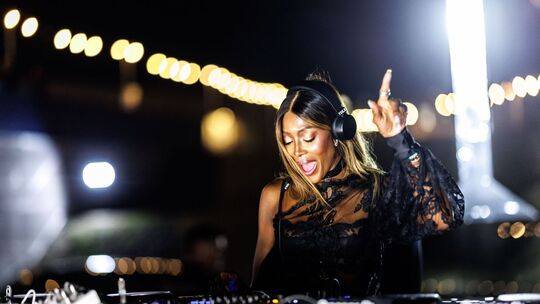 Supermodel Naomi Campbell als DJane in München