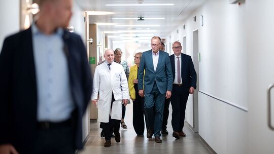 Bundeskanzler Merz im Alfried Krupp Krankenhaus in Essen