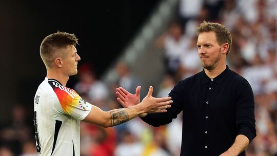 Toni Kroos (l) und Bundestrainer Julian Nagelsmann