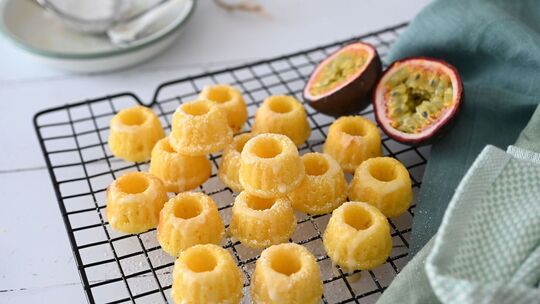 Mini-Guglhupf mit Passionsfrucht und Buttermilch