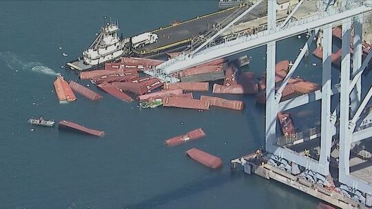 Container in Hafenbecken in Kalifornien gefallen