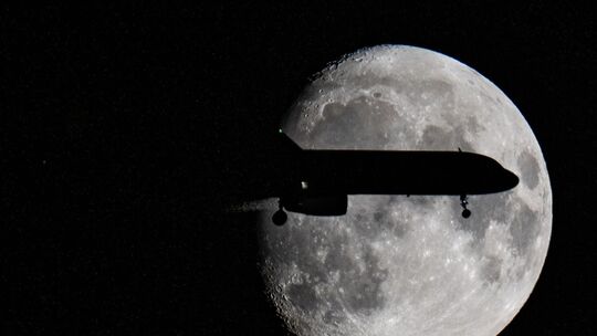 Am Mond vorbei