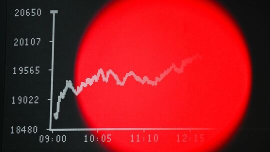 Rotlicht einer TV-Kamera ist vor der Dax-Kurve zu sehen
