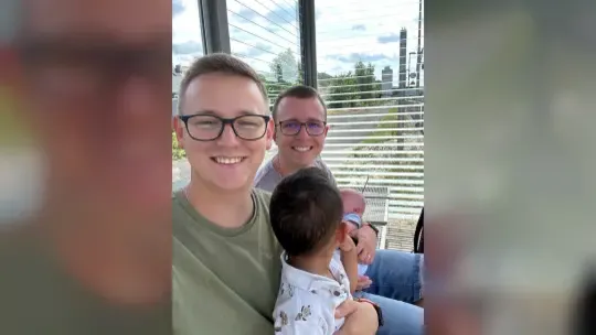 Männerpaar in Idar-Oberstein: Adoption: Zum Löwen kam nun ein kleiner ...