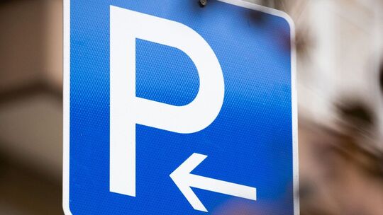 Parkschild mit Richtungspfeil